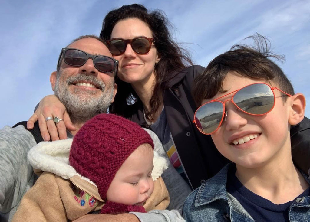 Jeffrey Dean Morgan med familie på bildet
  